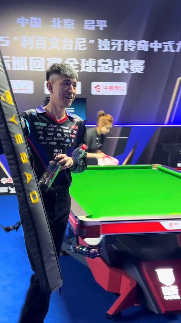 两人在赛场 两人在赛场